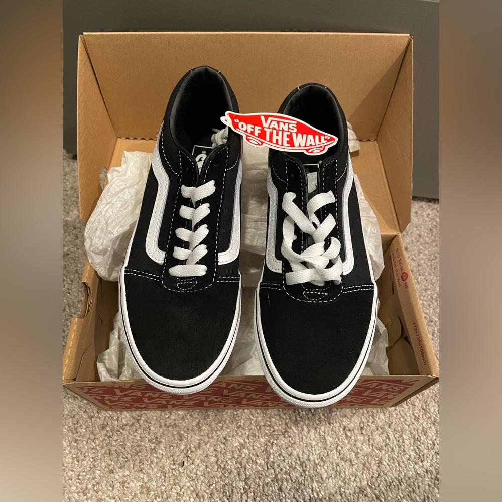 BRAND NEW KID VANS!! Size 3 - original box included!! MUST GO!